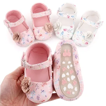 Нова лятна обувки за малки момичета с флорална декорация и разпокъсани цветисти принтом, меки нескользящие сандали принцеса за бебета, проходилки за деца